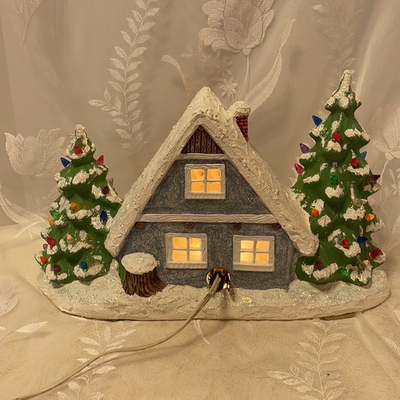 Vintage Ceramic Light up Christmas house with miniature Carolers Accessories. - Picture 10 of 11